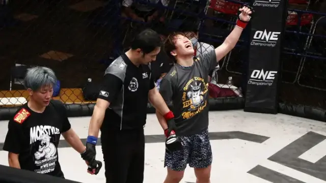 Mina Kurobe é a 1ª campeã do peso super átomo feminino no Shooto