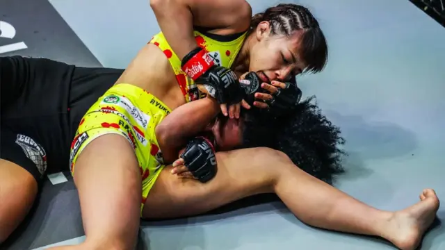 Japonesa Ayaka Miura vence brasileira Rayane Bastos por finalização no ONE: “Dangal”